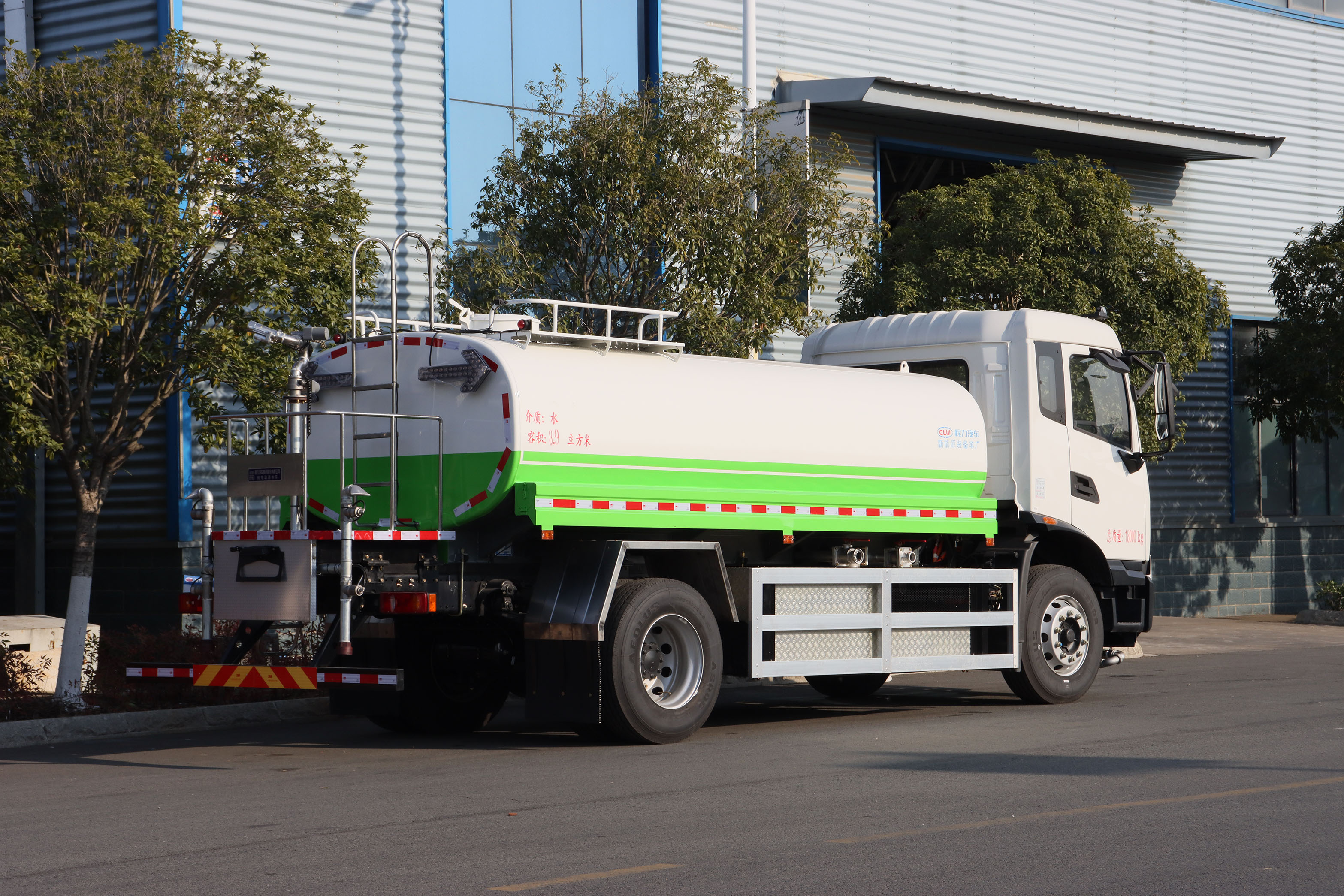 東風(fēng)天錦純電動(dòng)8.9方多功能灑水車圖片4