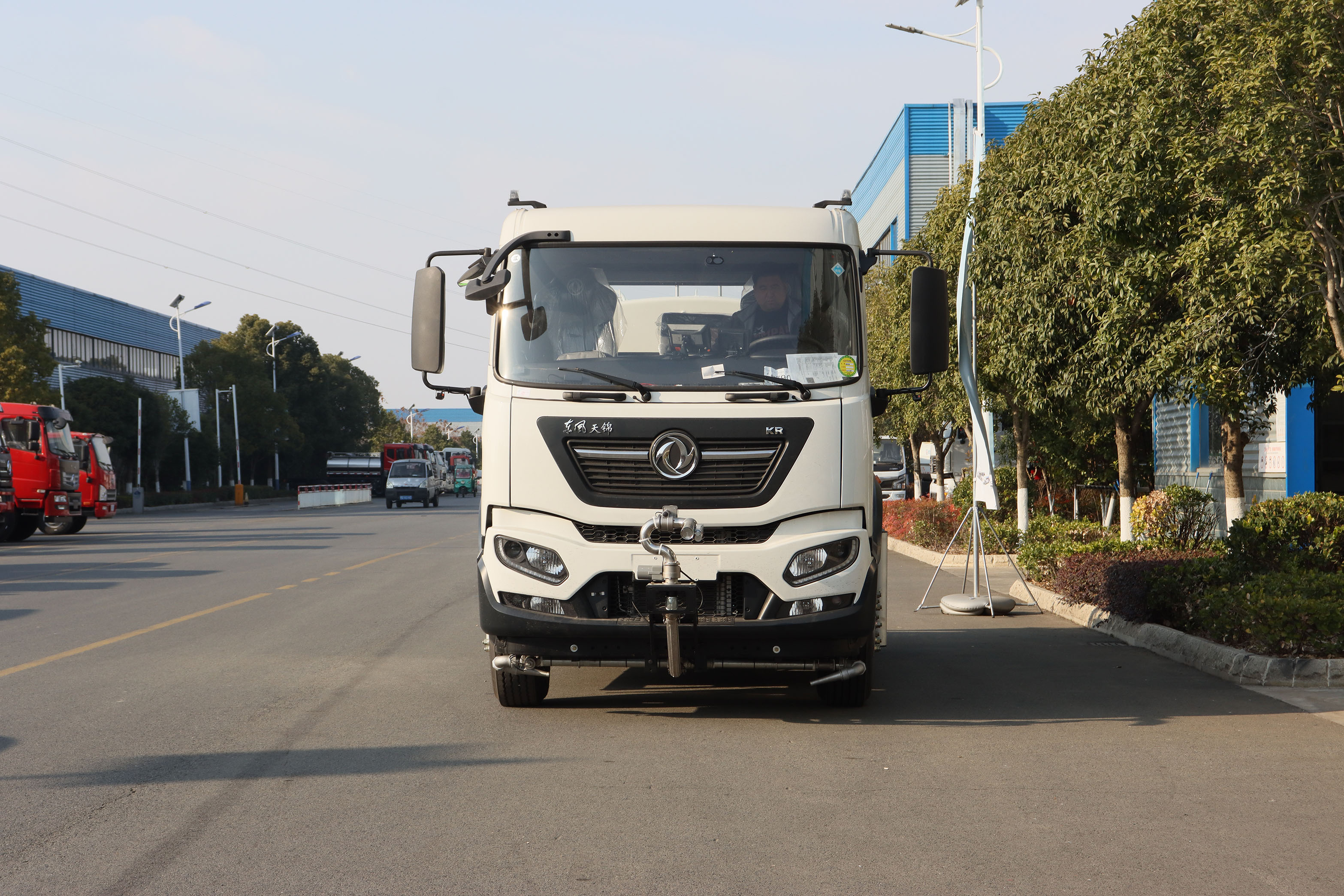 東風(fēng)天錦純電動(dòng)8.9方多功能灑水車圖片2