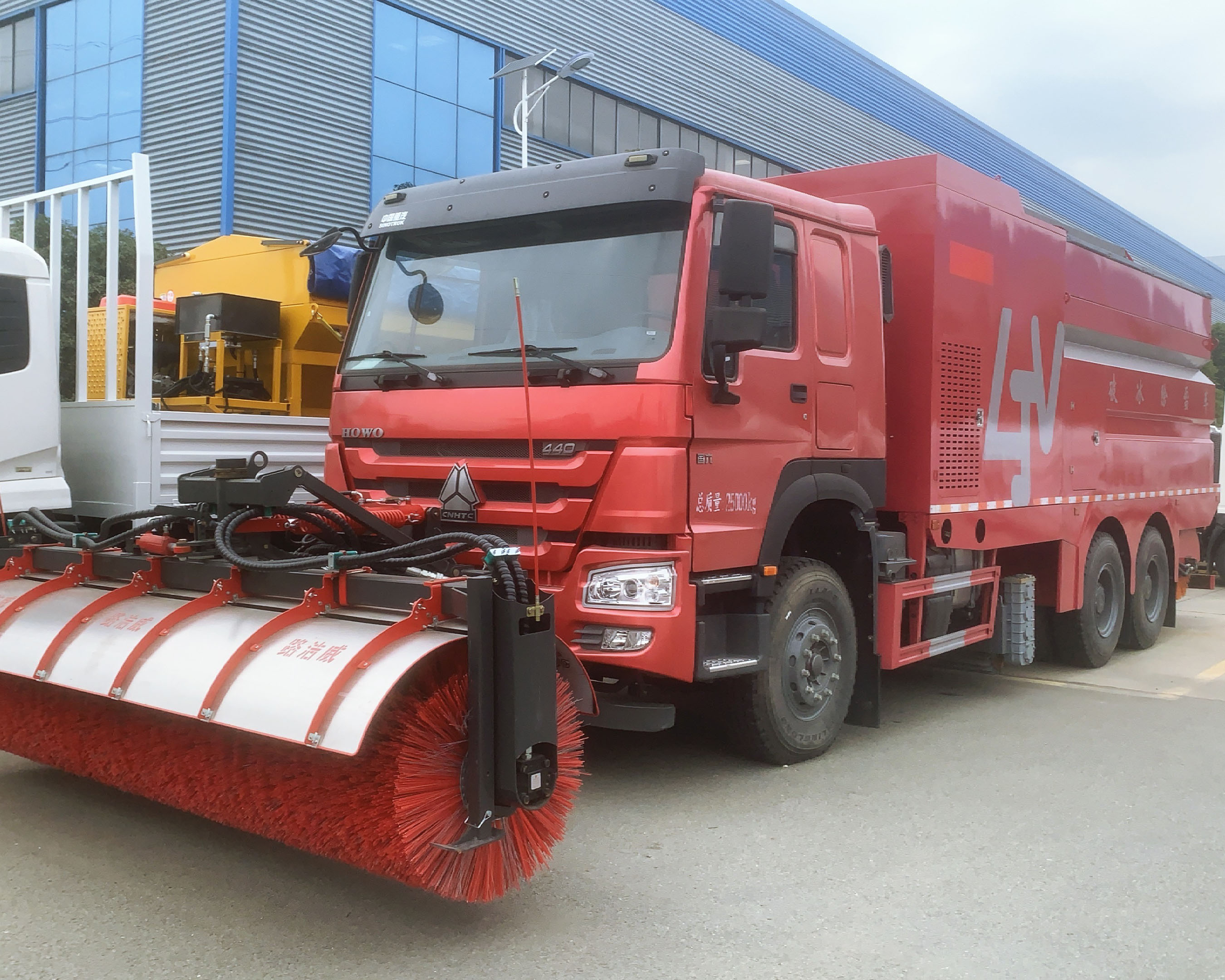 重汽豪沃后雙橋破冰除雪車,加裝撒布機,可配雪鏟雪滾